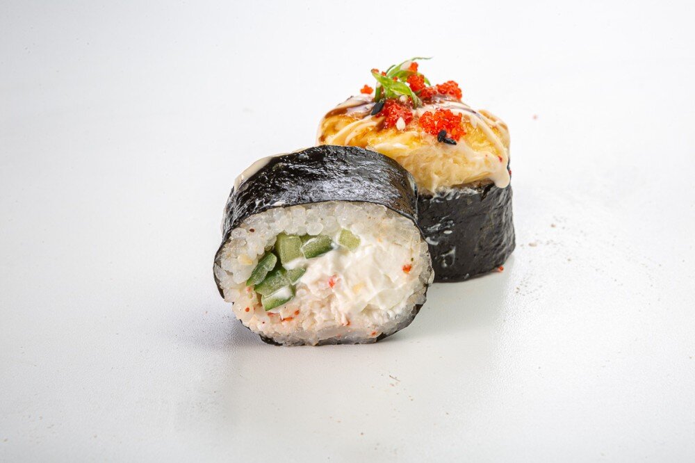 Половинка Запеченный ролл с крабом и миксом соусов