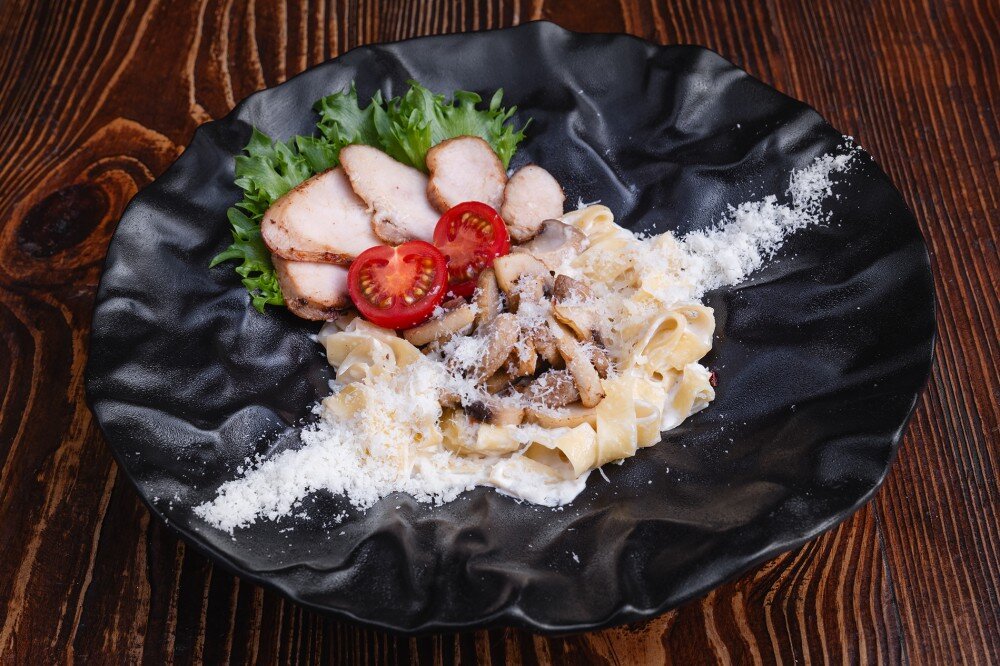 Паста «Феттучини» с курицей и грибами