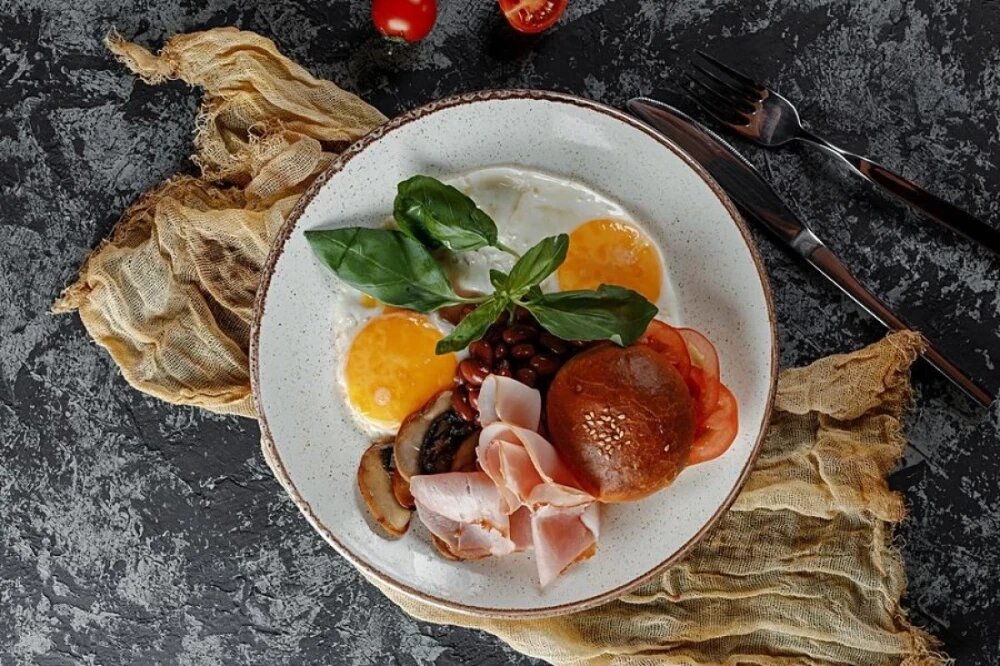 Глазунья с окороком,грибами и крас фасол