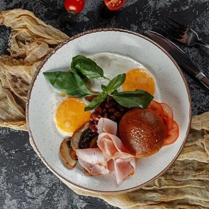 Глазунья с окороком,грибами и крас фасол