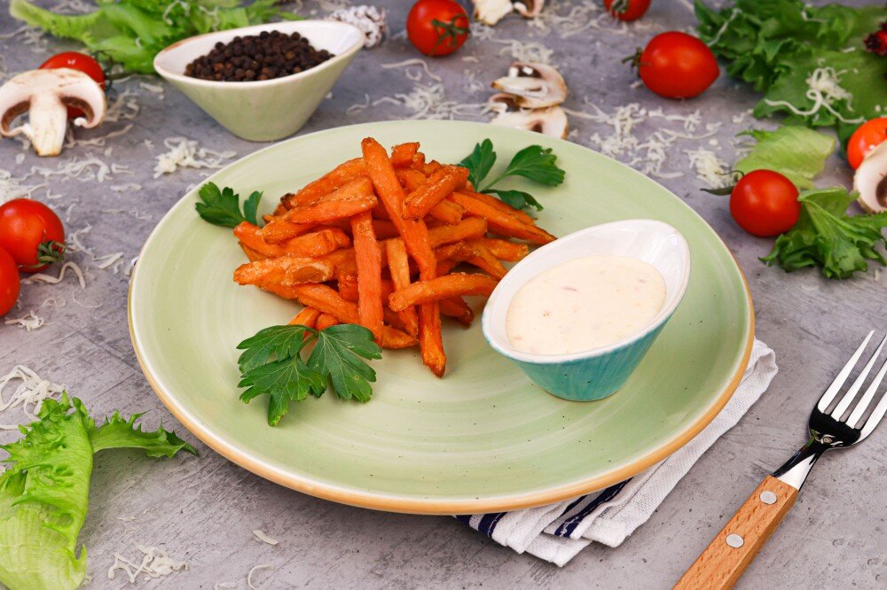 Батат фри с кисло сладким соусом.