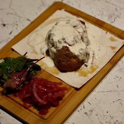 Стейк из свиной шеи под сливочно-грибным соусом с маринованным луком и лавашом