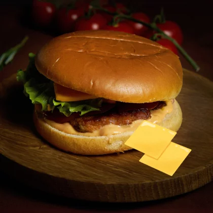 Бургер с говяжьей котлетой с сыром