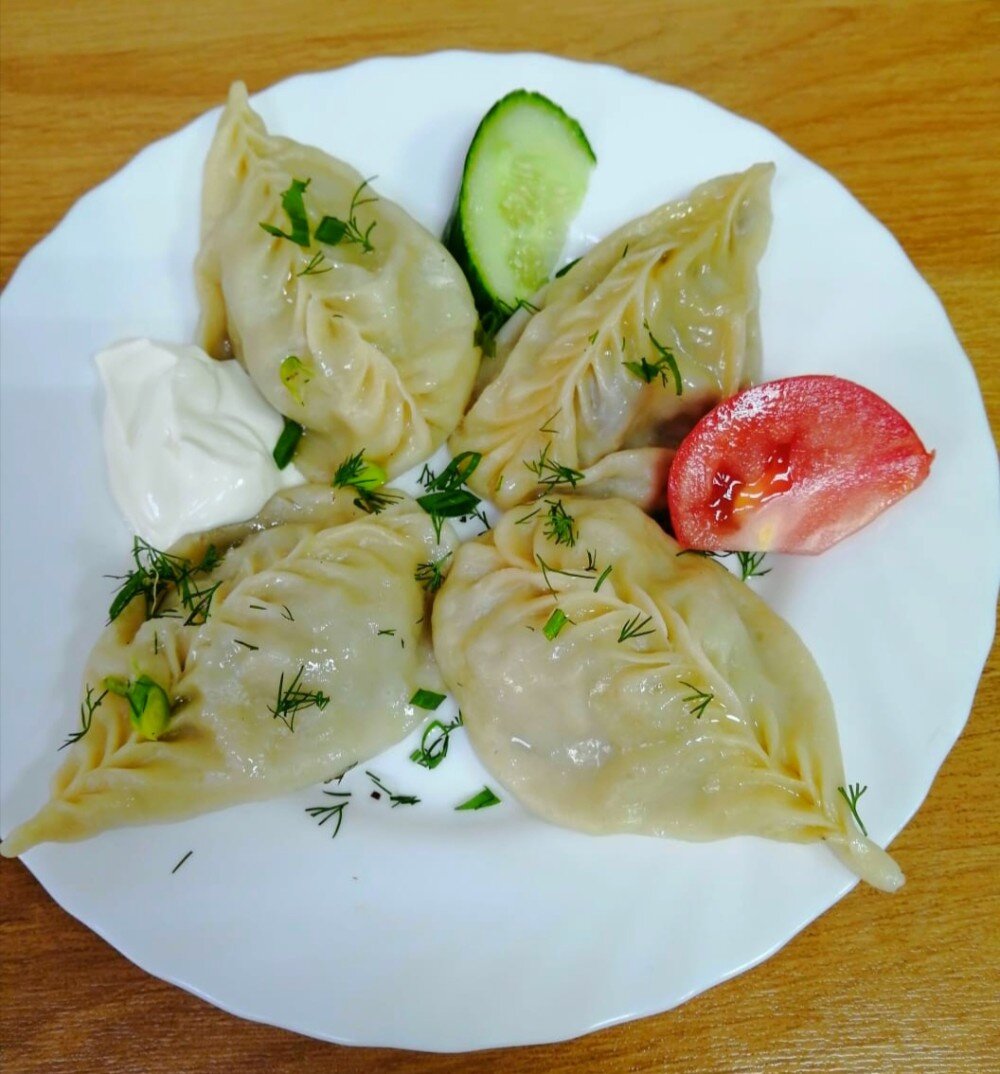 Манты по-узбекски со сметаной, кетчупом