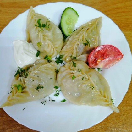 Манты по-узбекски со сметаной, кетчупом