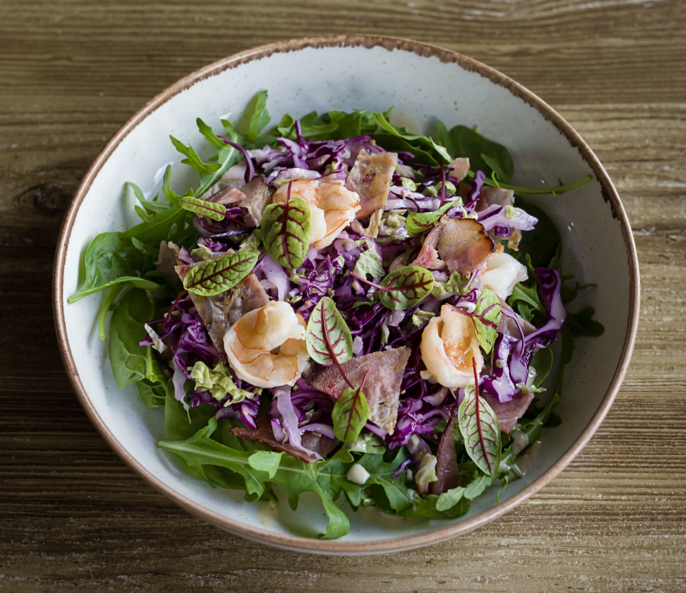 Салат с креветкой и ореховой заправкой