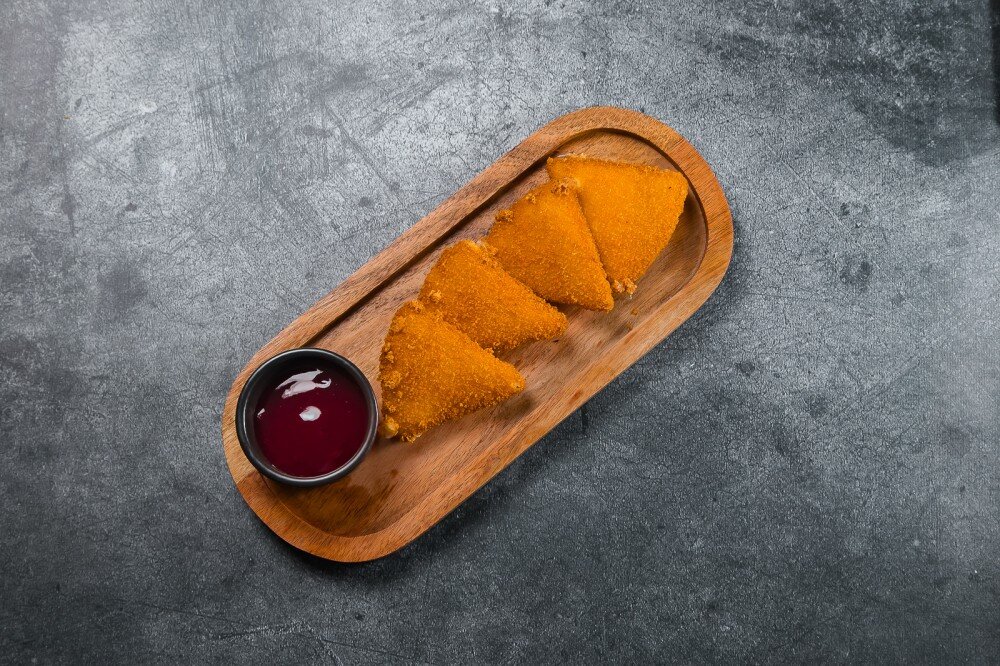 Жареный сулугуни с брусничным соусом