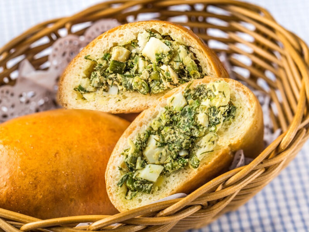 Мини-пирожки с луком и яйцом
