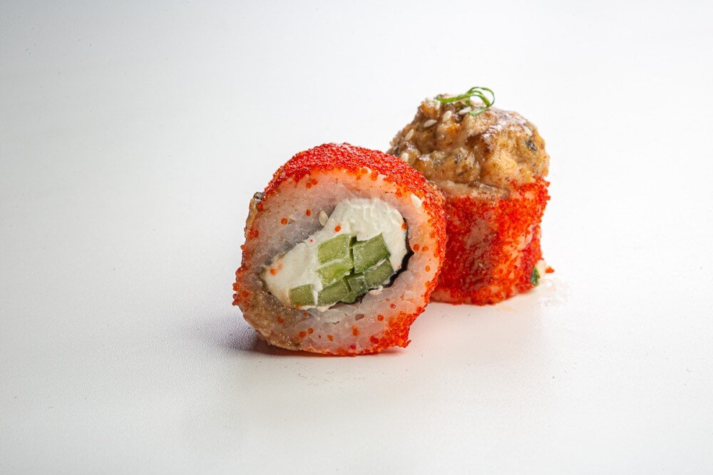 Половинка Запеченный ролл с лососем и угрем