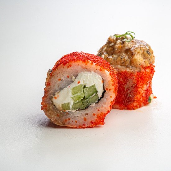 Половинка Запеченный ролл с лососем и угрем