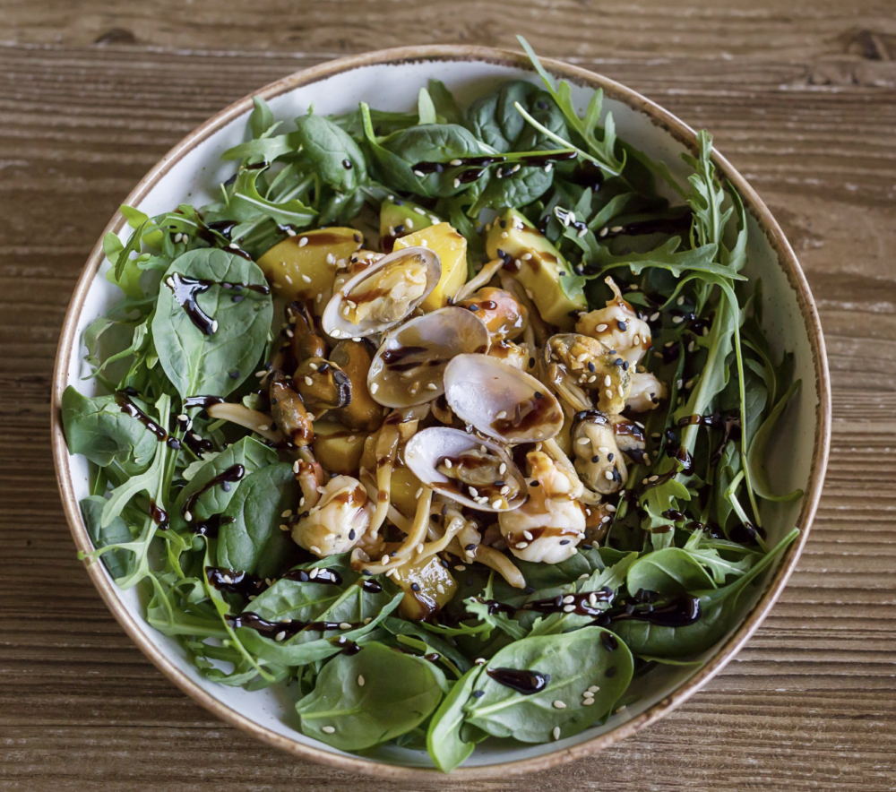 Теплый морской салат с манго и авокадо