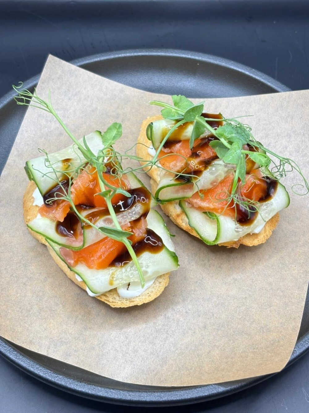 Брускетты с лососем и творожным сыром