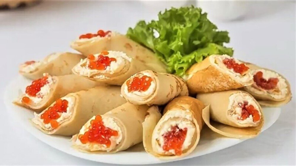 Блины с крабом и соусом из икры